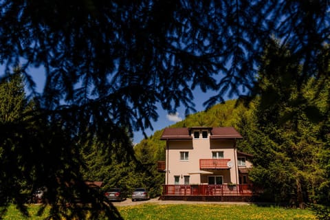 Property building, Spring, Day, Natural landscape, Mountain view, Parking