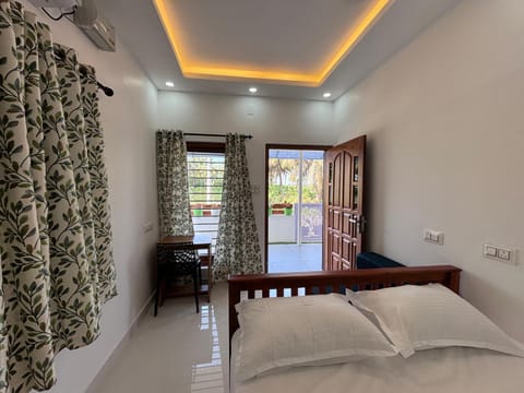 TV and multimedia, Photo of the whole room, Seating area, Bedroom, Lake view, heating, towels, laundry, air conditioner