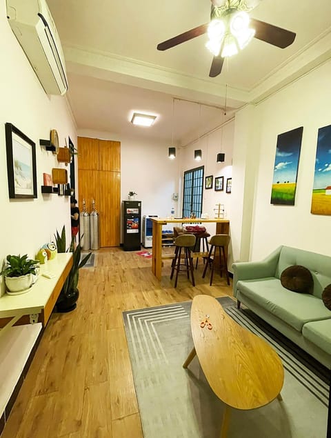 TV and multimedia, Living room, Seating area, Dining area, fireplace, air conditioner