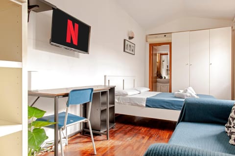 Bed, TV and multimedia, Living room, Photo of the whole room, Seating area, Evening entertainment, Bedroom, air conditioner