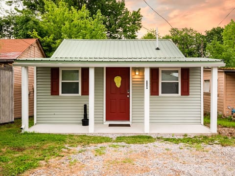 The Riesling Cottage - GOTL Strip - Cozy & Quaint House in Geneva-on-the-Lake