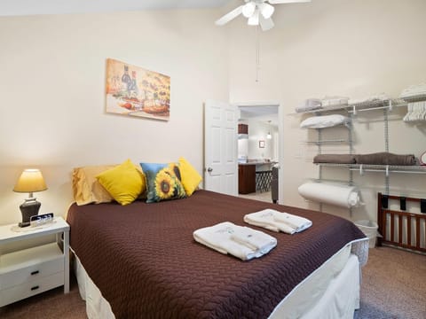 The Riesling Cottage - GOTL Strip - Cozy & Quaint House in Geneva-on-the-Lake