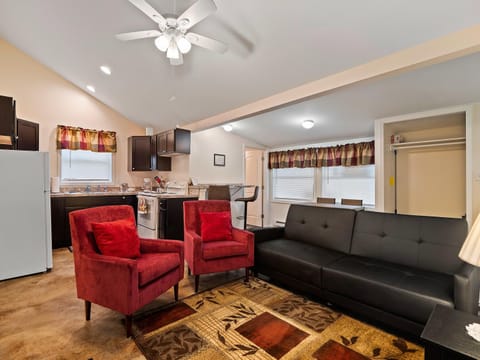 Chardonnay Cottage - GOTL Strip - Cozy & Quaint House in Geneva-on-the-Lake