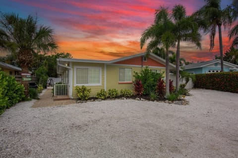 Property building, Facade/entrance, Day, Natural landscape, Garden, Sunset, Parking