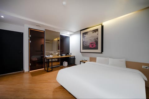 Bed, Photo of the whole room, Bedroom