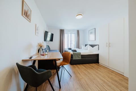 Bed, TV and multimedia, Living room, Photo of the whole room, Seating area, Dining area, Bedroom