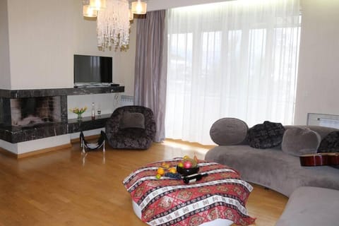 TV and multimedia, Living room, Seating area, Evening entertainment