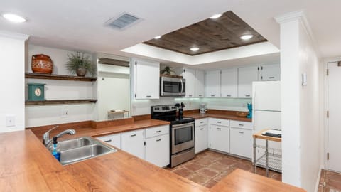 Coffee/tea facilities, Kitchen or kitchenette, Beach, dishwasher, microwave, oven, stove, toaster, kitchen