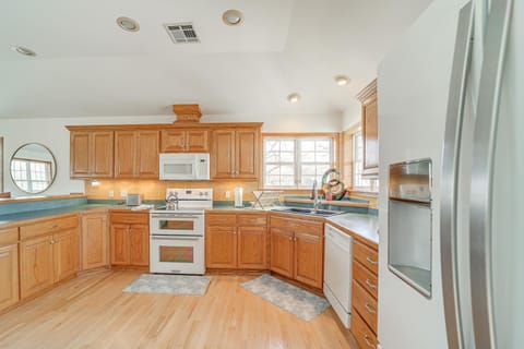 Game Room and Large Yard Vinita Farmhouse! House in Ozark Mountains