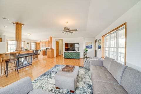 Game Room and Large Yard Vinita Farmhouse! House in Ozark Mountains