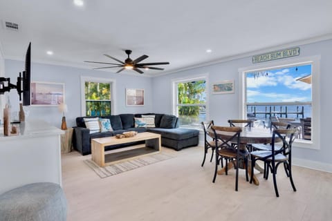 Day, View (from property/room), Living room, Seating area, Dining area, Sea view, furniture
