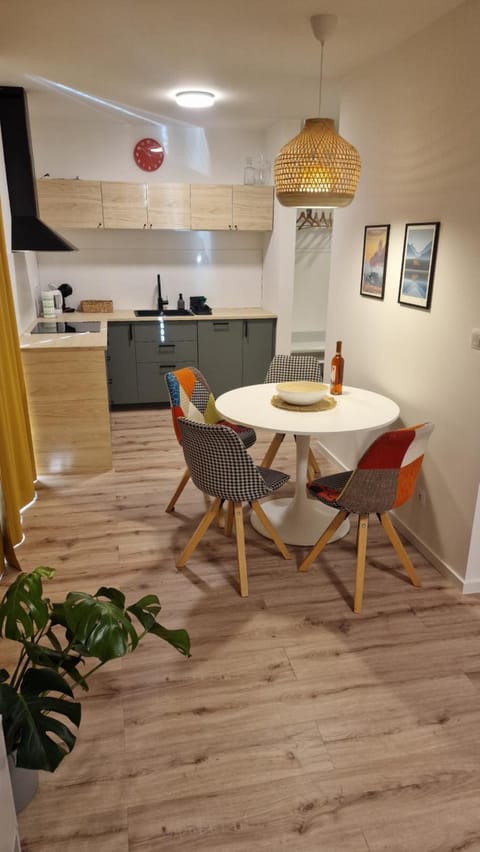 Kitchen or kitchenette, Dining area, minibar, pet friendly, stove