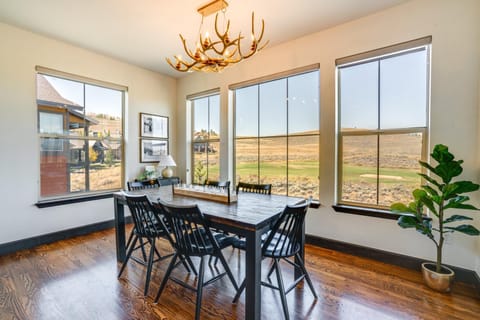 Half-Mi to Skiing Gorgeous Granby Ranch Home! House in Granby