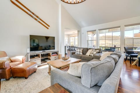 Half-Mi to Skiing Gorgeous Granby Ranch Home! House in Granby