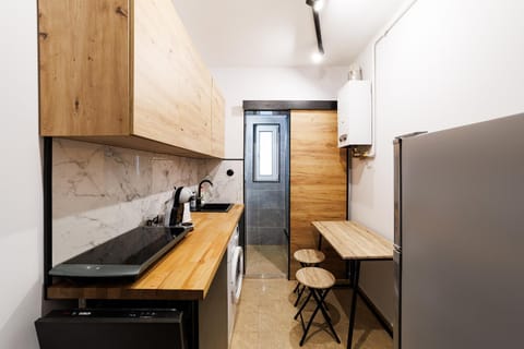 Kitchen or kitchenette, Dining area, oven, stove