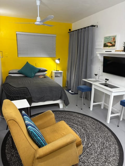 TV and multimedia, Seating area, Dining area, Bedroom