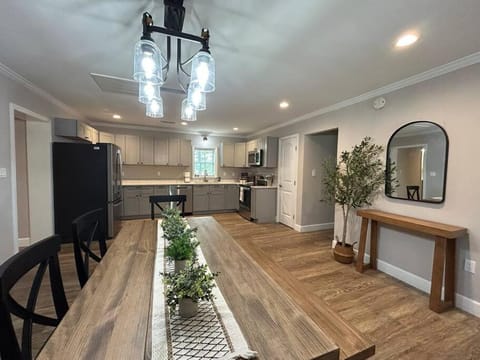 Kitchen or kitchenette, Dining area, dishwasher, minibar, pet friendly, stove