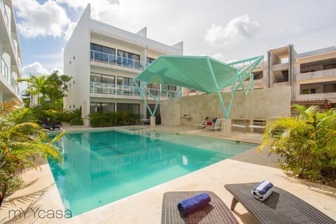 Property building, Day, Pool view, Swimming pool, sunbed