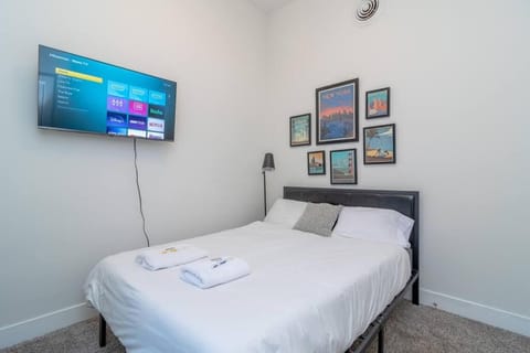 Bed, TV and multimedia, Photo of the whole room, Bedroom, towels