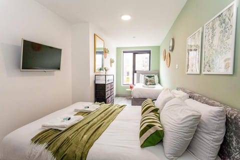 Bed, TV and multimedia, Photo of the whole room, Bedroom, towels