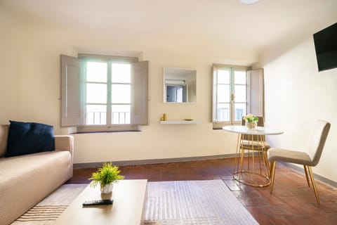 TV and multimedia, Seating area, Dining area