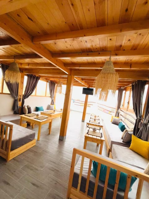 Seating area, Dining area