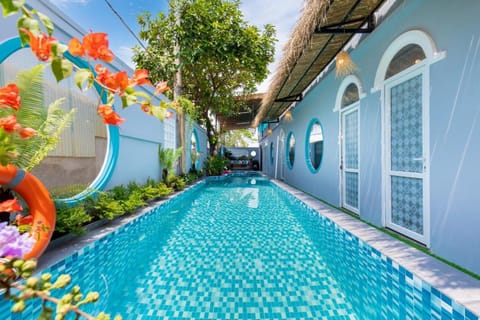 Property building, Off site, Day, Garden view, Pool view, Swimming pool