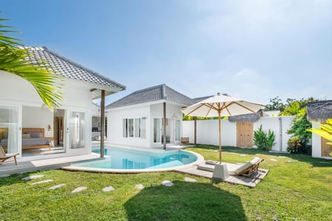 Property building, Day, Natural landscape, Garden, Pool view, Swimming pool, sunbed