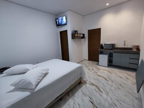 Bed, TV and multimedia, Kitchen or kitchenette, Photo of the whole room, Bedroom, minibar