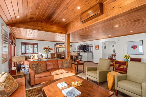 Ski-In Ski-Out Townhome near Adam's Ave Ski Access by The Woodrun V Townhouses House in Snowmass Village