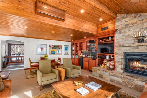 Ski-In Ski-Out Townhome near Adam's Ave Ski Access by The Woodrun V Townhouses House in Snowmass Village