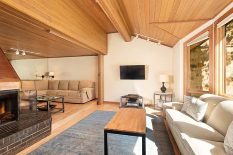 Townhome with Ski-in Access near Pool and Spa by The Woodrun V Townhouses House in Snowmass Village