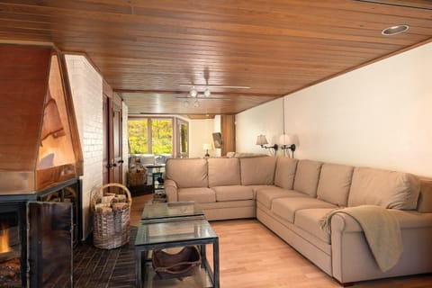 Townhome with Ski-in Access near Pool and Spa by The Woodrun V Townhouses House in Snowmass Village