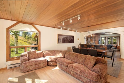 Townhome with Ski-in Access near Pool and Spa by The Woodrun V Townhouses House in Snowmass Village