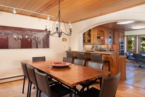 Townhome with Ski-in Access near Pool and Spa by The Woodrun V Townhouses House in Snowmass Village