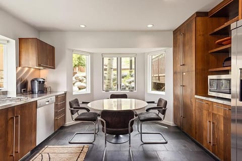 Timeless Ski-In Ski-Out Snowmass Mountain Townhome by The Woodrun V Townhouses House in Snowmass Village