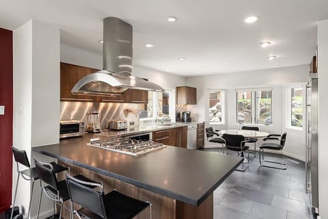 Timeless Ski-In Ski-Out Snowmass Mountain Townhome by The Woodrun V Townhouses House in Snowmass Village