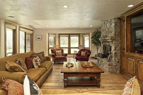 Elegant Ski Access Townhome with Snowmass Views by The Woodrun V Townhouses House in Snowmass Village