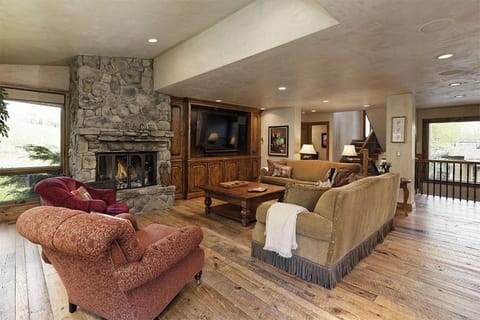 Elegant Ski Access Townhome with Snowmass Views by The Woodrun V Townhouses House in Snowmass Village