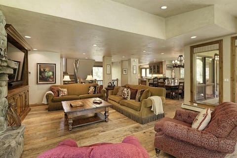 Elegant Ski Access Townhome with Snowmass Views by The Woodrun V Townhouses House in Snowmass Village