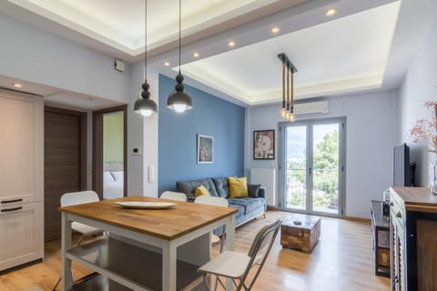 Kitchen or kitchenette, Living room, Seating area, Dining area