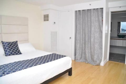 Waikiki Ocean View Penthouse 2/2 bdr/bath Apartment hotel in McCully-Moiliili