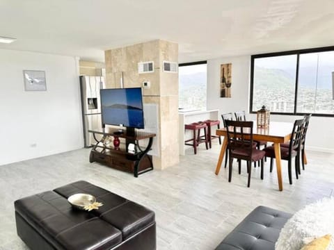 Waikiki Ocean View Penthouse 2/2 bdr/bath Apartment hotel in McCully-Moiliili