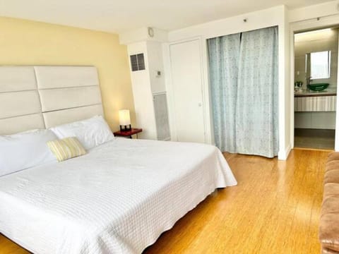 Waikiki Ocean View Penthouse 2/2 bdr/bath Apartment hotel in McCully-Moiliili