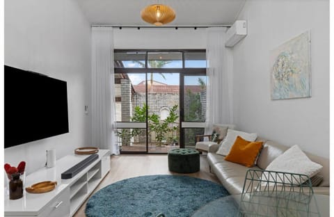 TV and multimedia, Living room, Seating area, Evening entertainment