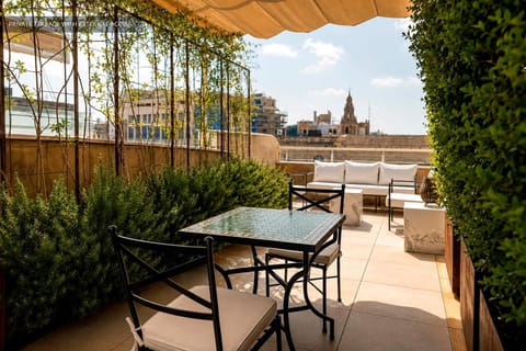 Off site, Summer, View (from property/room), Balcony/Terrace, Photo of the whole room, Seating area, Dining area, City view, Landmark view, Street view