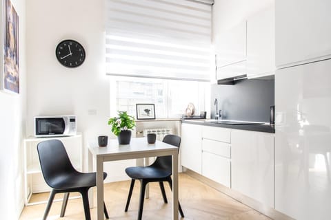 Kitchen or kitchenette, Dining area, minibar, pet friendly, stove