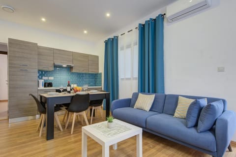 Coffee/tea facilities, Living room, Dining area, air conditioner