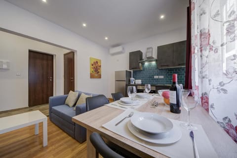 Living room, Seating area, Dining area, air conditioner