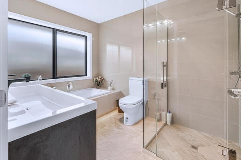 New, spacious, enjoy a quality stay in Flagstaff House in Hamilton